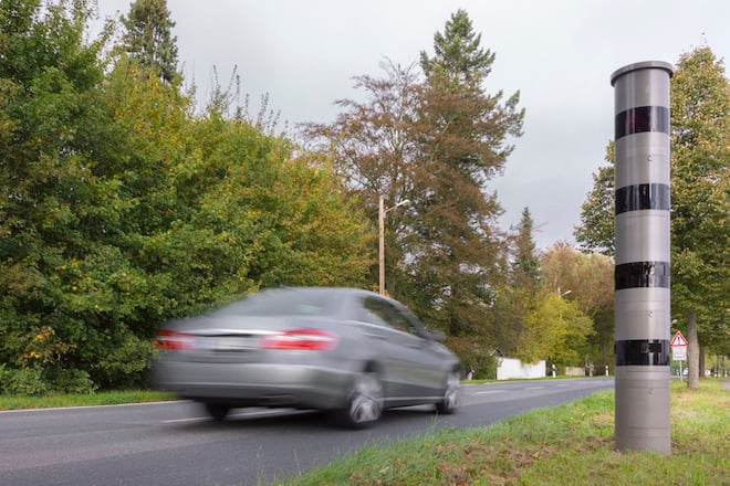 Une voiture passe devant un radar
