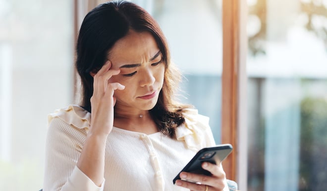 Une femme suspicieuse sur son téléphone