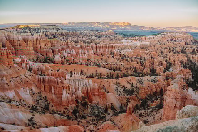 Vue sur Bryce Canyon au coucher du soleil 