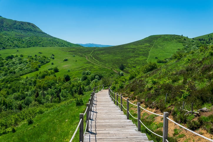 Un sentier de randonnée dans le Cantal