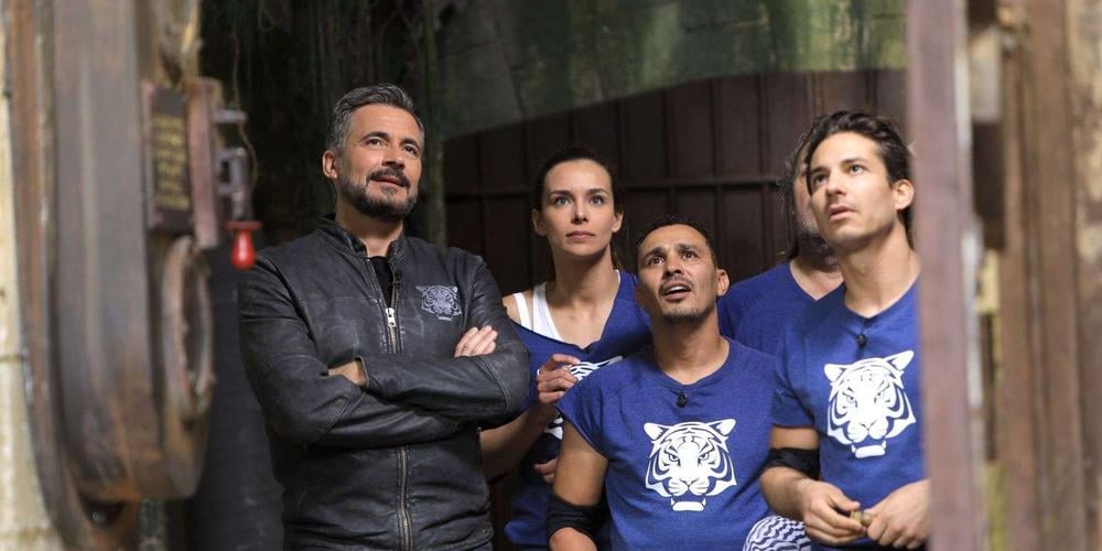 Olivier Minne et des candidats de Fort Boyard