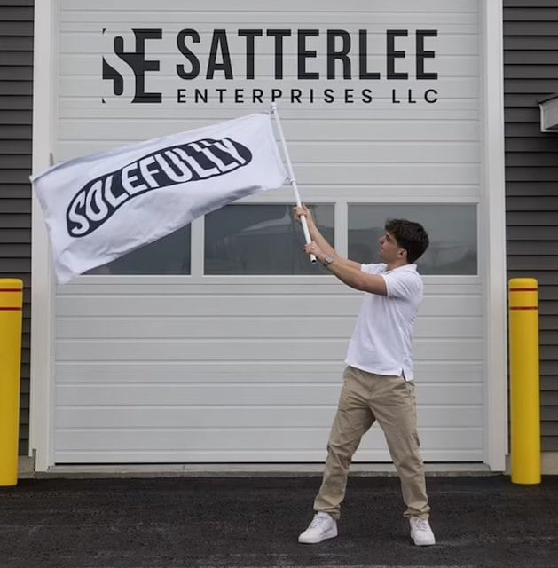 Michael Satterlee devant son entrepôt 