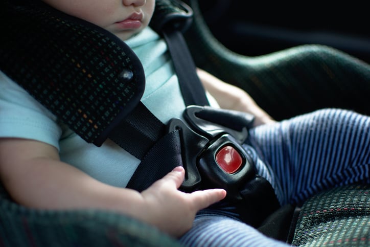 Un bébé dans une voiture