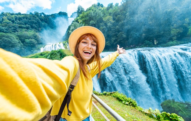 Une touriste en train de prendre un selfie