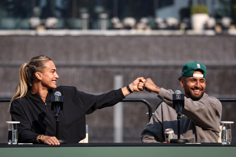 Nick Kyrgios et Aryna Sabalenka faisant un check