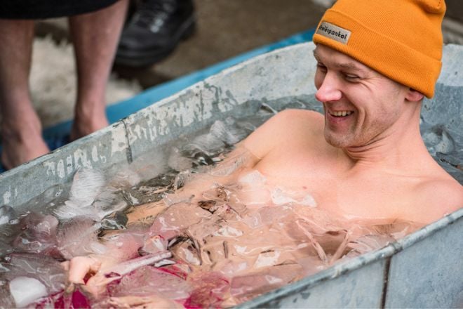 Un homme dans un bain glacé