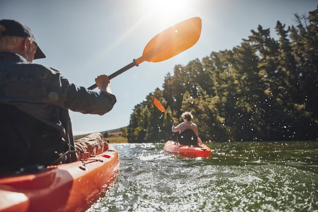 Couple en train de faire du canoë
