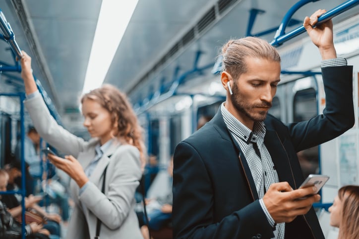 Des personnes dans le métro