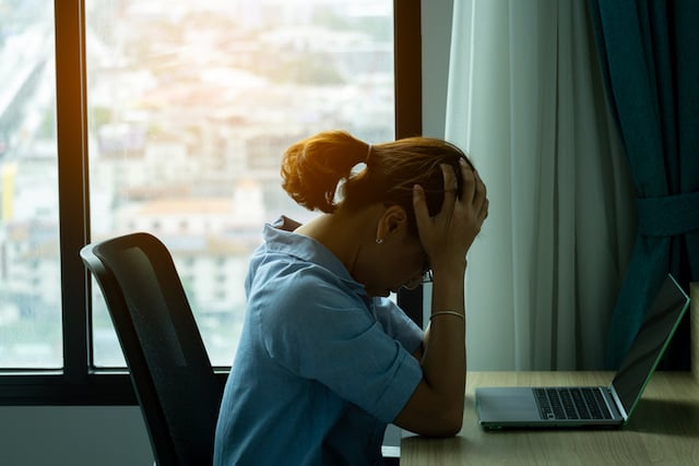 Une employée en train de pleurer