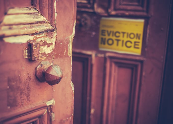 Un avis d'expulsion sur une porte
