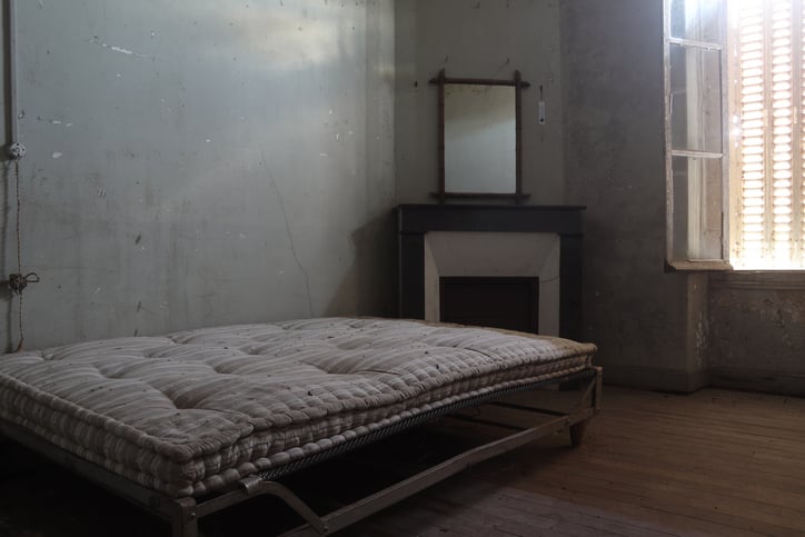 Un matelas dans une vieille maison
