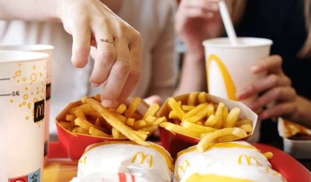 Deux personnes qui mangent un menu McDonald's