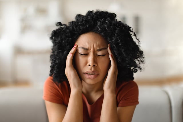 Une femme souffrant de migraine