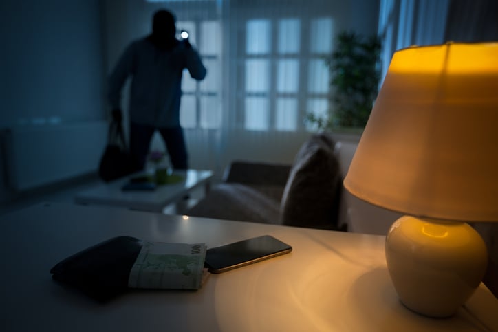 Un cambrioleur dans une maison