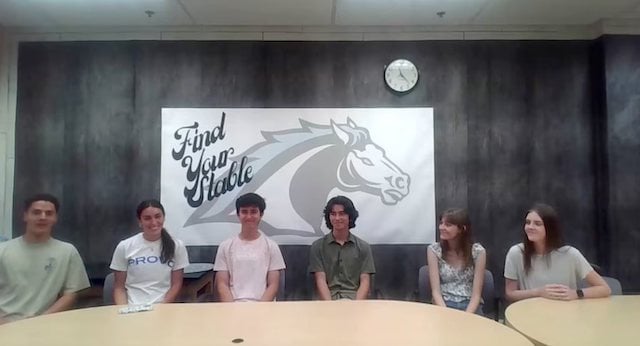 Colt et Emerson Parks, Max et Charlie Toy, ainsi que Chloe et Clarie Scott font partie des 14 paires de jumeaux de la classe 2025 du lycée Clovis North