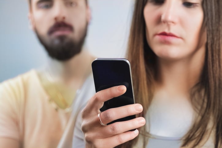 Une femme sur son téléphone avec un homme