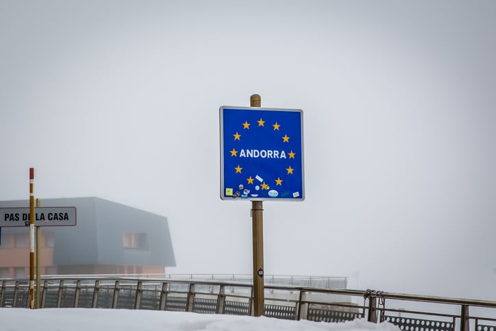 Panneau de signalisation annonçant l'entrée sur le territoire d'Andorre