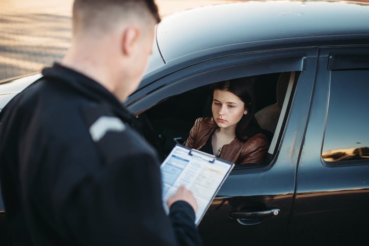 Une conductrice arrêtée par un policier