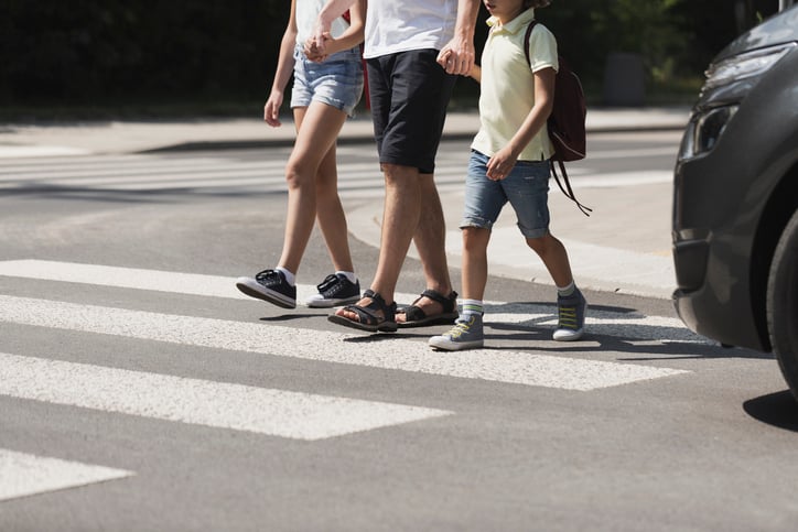 Des personnes traversent sur un passage piéton