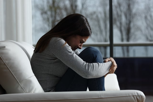 Une jeune fille triste