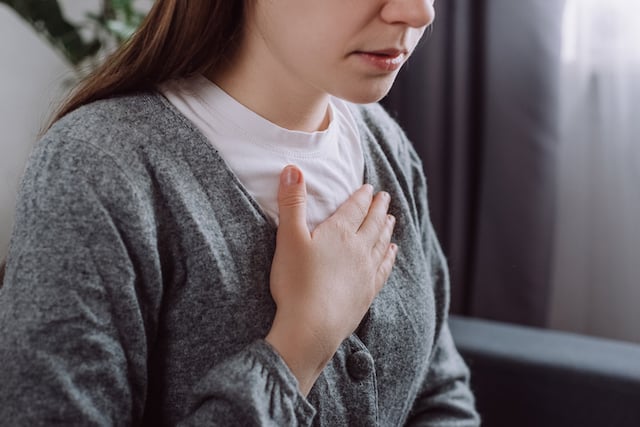 Une femme souffrant de reflux gastrique