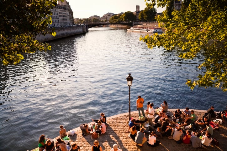 Une foule sur un quai de la Seine à Paris