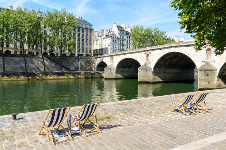 Des transats le long de la Seine à Paris