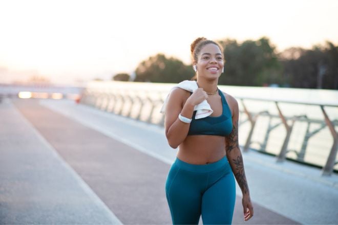Une femme pratique la marche à pied