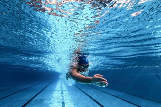 Une personne fait de la natation