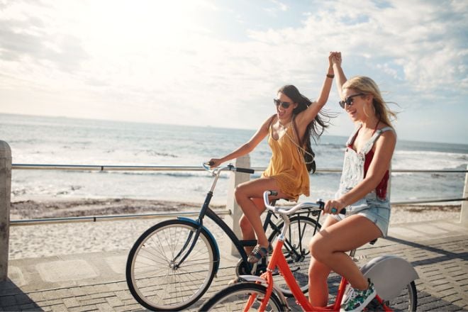 Deux amies font du vélo