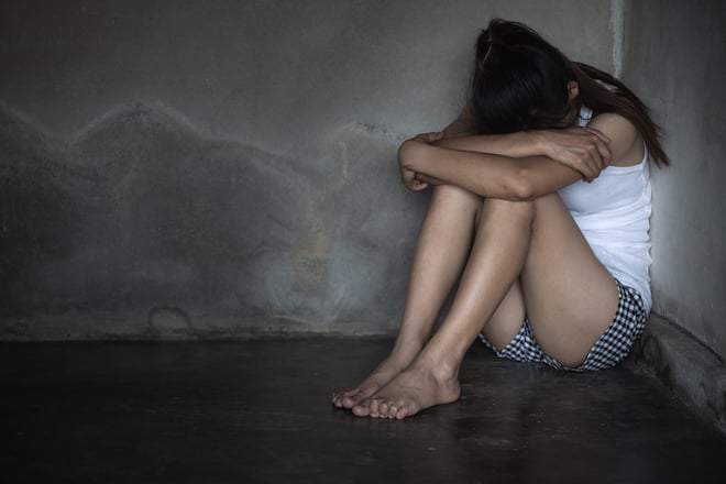 Une adolescente retenue en captivité
