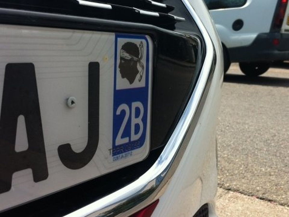 Un autocollant sur une plaque d'immatriculation