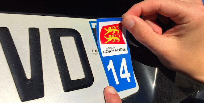 Un autocollant sur une plaque d'immatriculation
