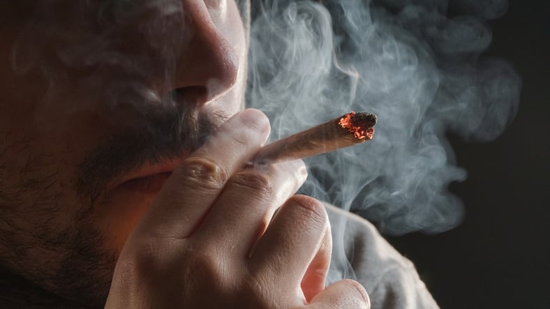 Un homme fumant du cannabis