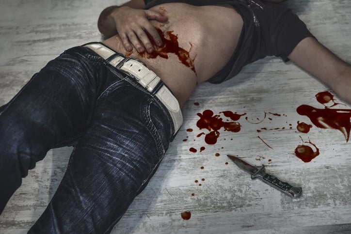 Un homme ensanglanté, blessé par un couteau