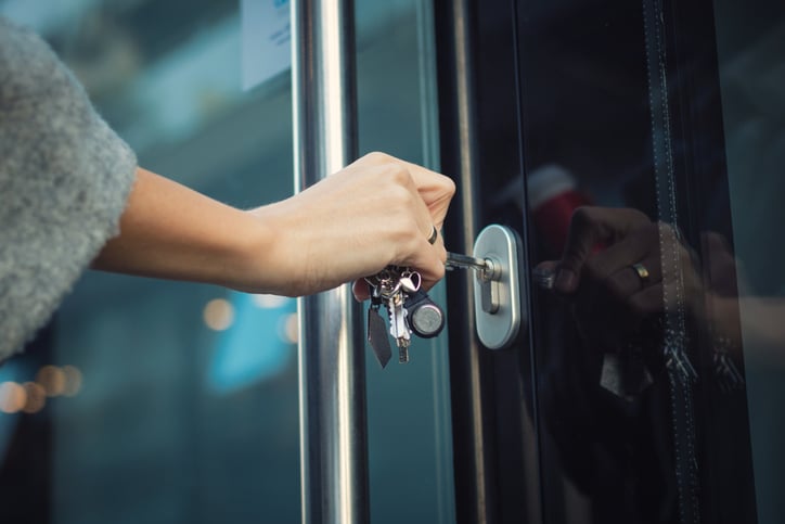 Une femme met sa clé dans sa serrure
