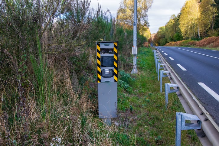 Un radar sur le bord de la route
