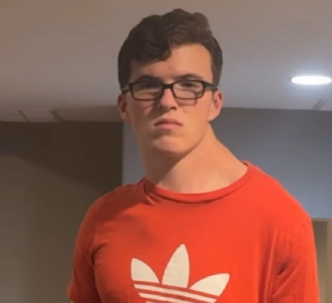 L'adolescent qui fait de la musculation
