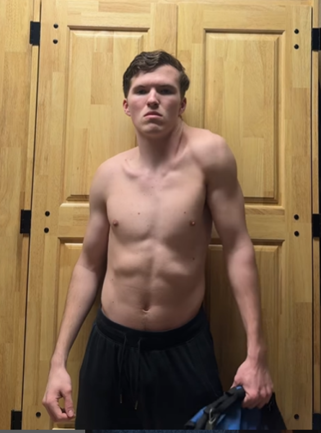 L'adolescent qui fait de la musculation