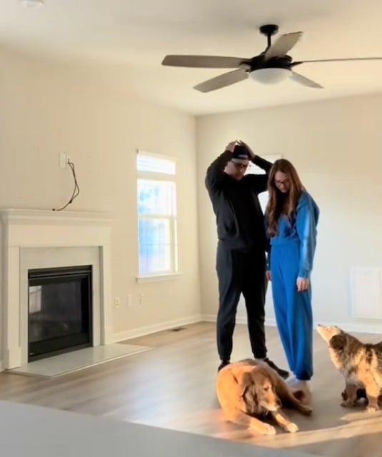 Hailey Aguirre, son époux et leurs deux chiens