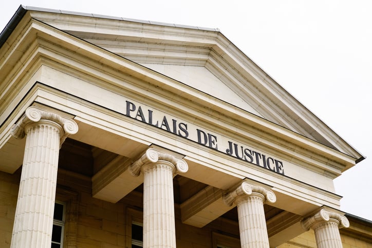 Façade d'un palais de justice