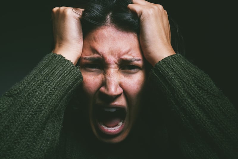 Une femme en pleine crise d'angoisse