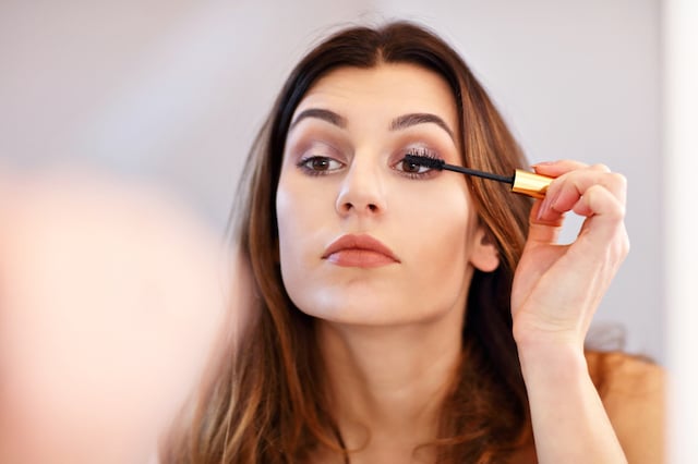Une femme qui se maquille