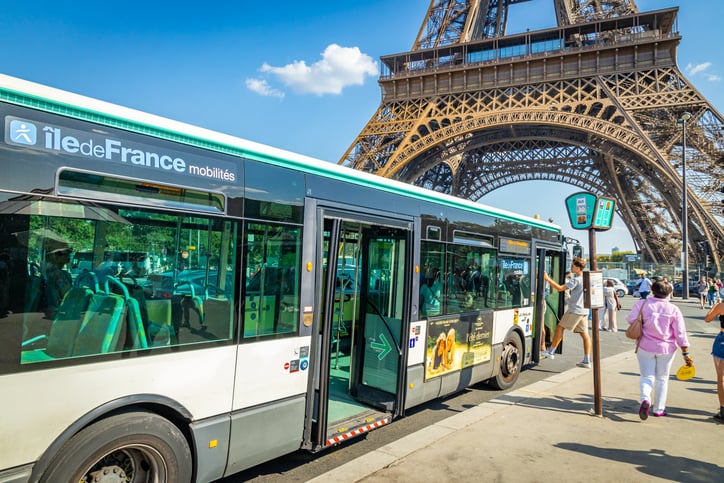 Un bus RATP stationné devant la tour Eiffel 