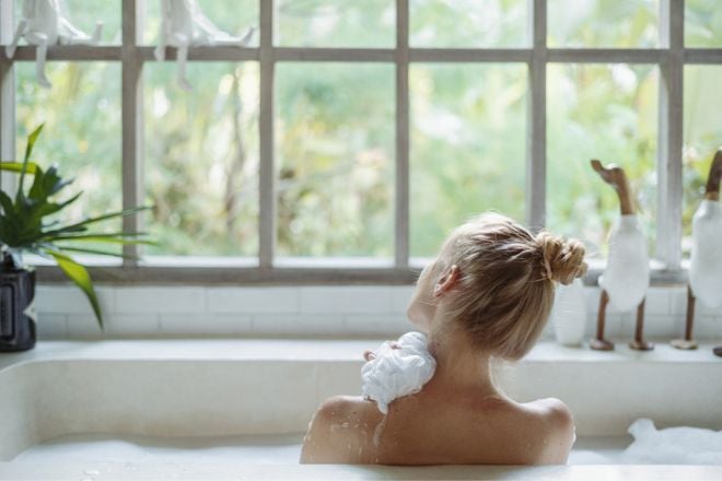 Une femme se lave le corps