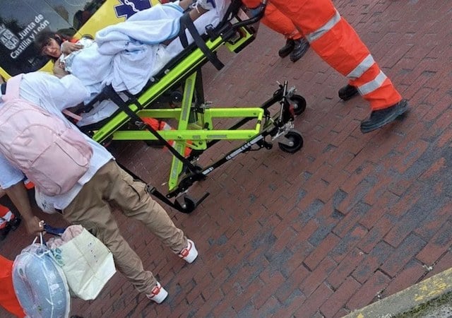 Photo montrant la femme prise en charge par les secours après son accouchement dans la rue