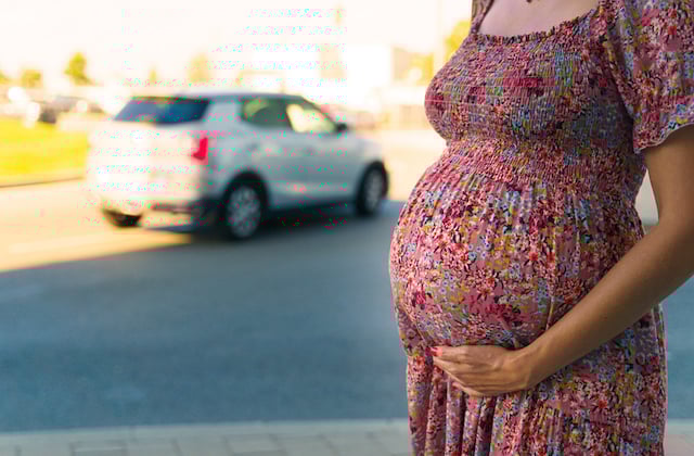 Une femme enceinte sur le bord de la route