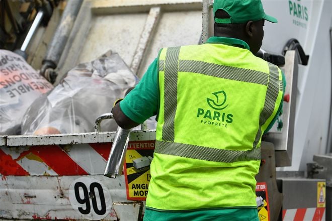 Un agent de propreté à Paris 