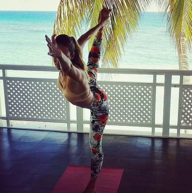 Elizabeth Shores en train de faire du yoga