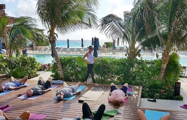 Elizabeth Shores en train de donner un cours de yoga
